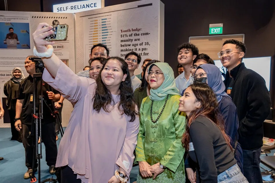 SOKONG INSPIRASI BELIA: Presiden Halimah Yacob bersama para belia dan karyawan muda semasa Persidangan Masyarakat Gemilang Mendaki pada Sabtu di Wisma Geylang Serai