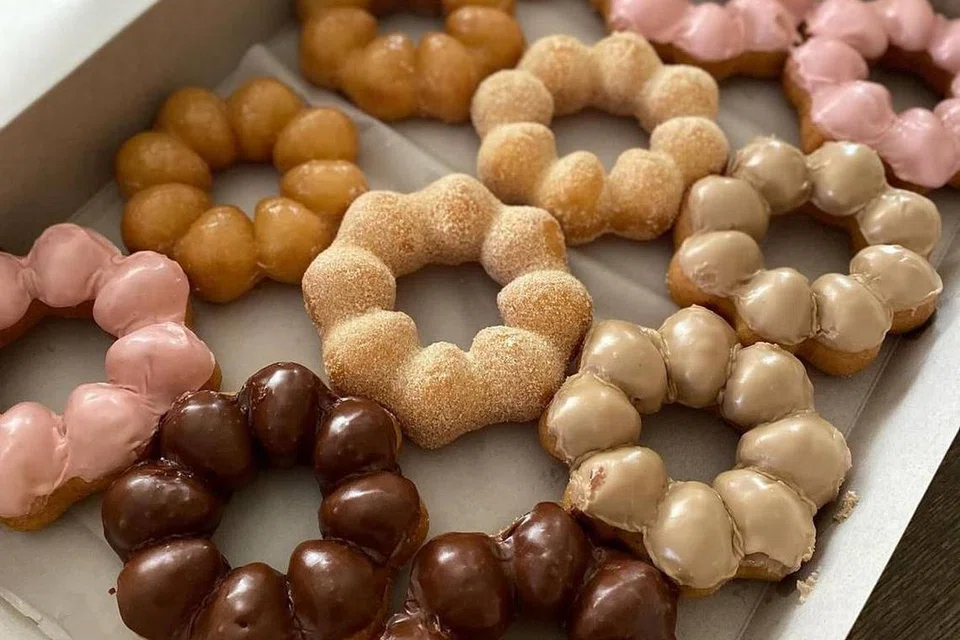 Pelbagai jenis donat ‘mochi’ bersadur gula atau coklat. 