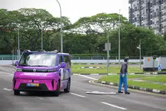 Menteri Negara (Pengangkutan merangkap Kebudayaan, Masyarakat dan Belia), Encik Baey Yam Keng, berkata pemerintah menyasarkan untuk memperkenal perundangan baharu bagi mengawal selia penggunaan kenderaan berautonomi (AV) di Singapura pada 2027.