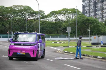 Menteri Negara (Pengangkutan merangkap Kebudayaan, Masyarakat dan Belia), Encik Baey Yam Keng, berkata pemerintah sasarkan untuk perkenal perundangan baharu bagi mengawal selia penggunaan kenderaan berautonomi (AV) di Singapura pada 2027.
