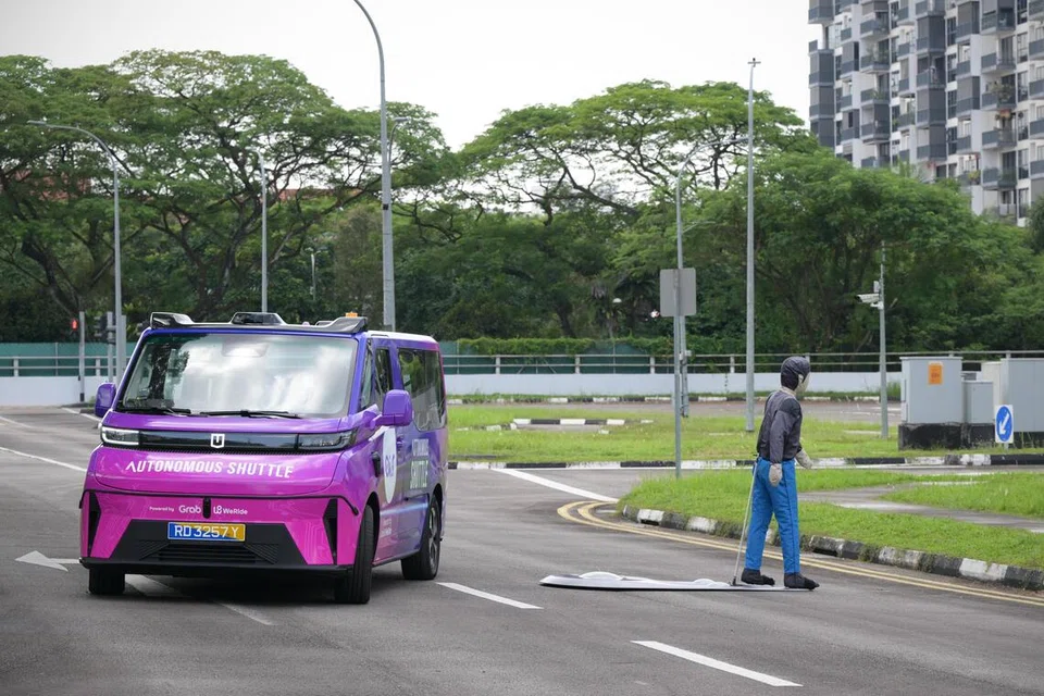 Menteri Negara (Pengangkutan merangkap Kebudayaan, Masyarakat dan Belia), Encik Baey Yam Keng, berkata pemerintah sasarkan untuk perkenal perundangan baharu bagi mengawal selia penggunaan kenderaan berautonomi (AV) di Singapura pada 2027.