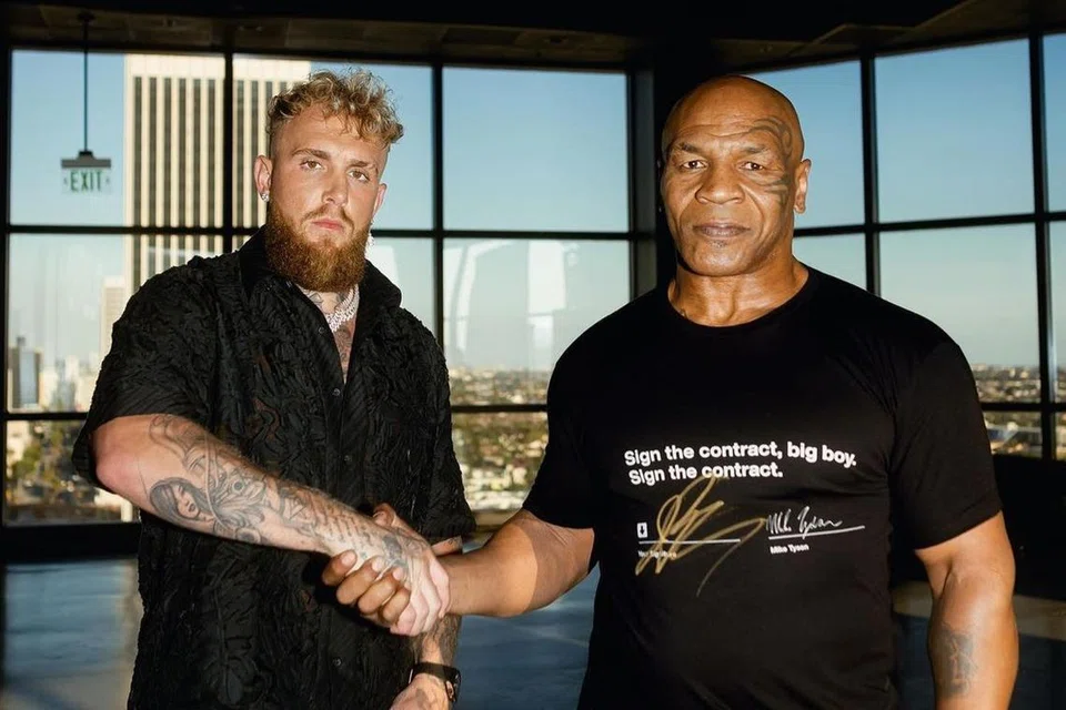 Legenda tinju, Mike Tyson (kanan), dijadual bertemu Jake Paul (kiri) dalam satu pertarungan yang akan disiarkan secara langsung menerusi laman penstriman Netflix.