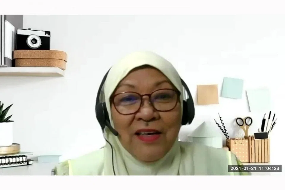 KONGSI TIP: Pengarah Eksekutif (Klinikal), Kelab Heal, Cik Yang Chek Salikin, memberi penerangan mengenai faktor penyebab, salah tanggap dan cara melayan pesakit demensia dalam sesi Zoom bersama Berita Harian. - Foto ihsan YANG CHEK SALIKIN