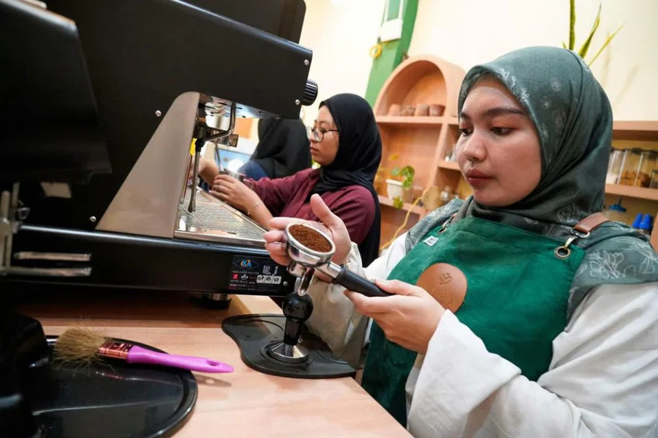 Cik Qurrata Ayuni (kanan) membuat kopi di kafe Morning Mama di Banda Aceh.