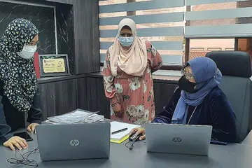 USAHA BERSAMA: Timbalan CEO Yayasan Mendaki Zulaiha Yusuf (kanan) berbincang tentang pengendalian FEC bersama dua pegawai program, Cik Sri Khairianee Ahmad (tengah) dan Cik Siti Nur Hasanah Mohd Yusoff. Mereka ditemui dalam sesi wawancara yang diadakan di Wisma Mendaki, Kee Sun Avenue, Marine Parade, baru-baru ini. - Foto BH oleh NURUL AIN RAZALI