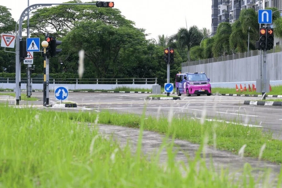 Kenderaan pandu sendiri itu dapat berhenti apabila mengesan lampu trafik bertukar merah.