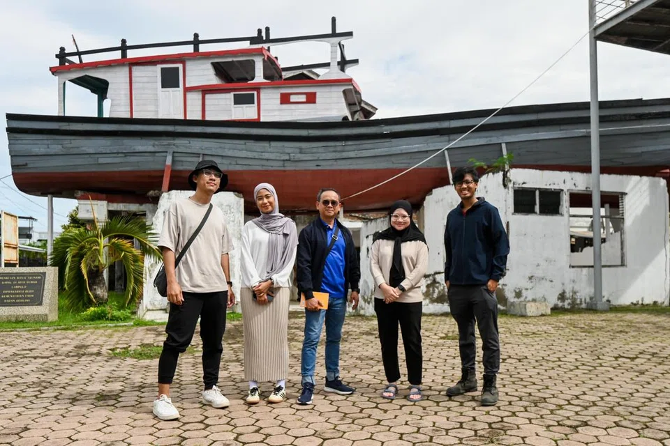 Sempena memperingati dua dekad sejak tsunami melanda, Berita Harian (BH) telah menghasilkan sebuah dokumentari yang memberi tumpuan kepada Aceh, wilayah yang paling teruk terjejas oleh bencana tersebut. Pasukan yang terlibat dalam penerbitan dokumentari itu ialah (dari kiri) Wartawan Video, Encik Abdul Qayyum Sarip; Wartawan, Cik Shiqin Ramadan; dan Penerbit Media Sosial, Cik Dian A’qidah Ahmad Yatim (dua dari kanan). Kakitangan BH lain yang turut ke Aceh ialah Koresponden Kanan, Encik Farid Hamzah (tengah), dan Wartawan Foto, Encik Shafiq Apandi. Video singkat daripada dokumentari tersebut sudah mula dimuat naik ke laman media sosial Berita Harian Singapura, manakala video penuh pula akan dimuat naik pada 2 Januari 2025, pada hari sama sebuah tayangan istimewa dokumentari itu akan diadakan. Para pembaca BH yang ingin hadir ke tayangan tersebut boleh mengirimkan e-mel kepada rbinhan@sph.com.sg dengan subjek: ‘Gelombang perubahan: Aceh 20 tahun selepas dibadai tsunami’.