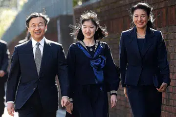 TUMPU PADA ANAK: Gambar fail pada 22 Mac 2017 menunjukkan Putera Mahkota Naruhito dan Puteri Mahkota Masako mengiringi anak mereka, Puteri Aiko, ke majlis konvokesyen Sekolah Tinggi Junior Perempuan Gakushuin di Tokyo. Putera Mahkota Naruhito menaiki Takhta Kekwa kerajaan Jepun esok. - Foto AFP