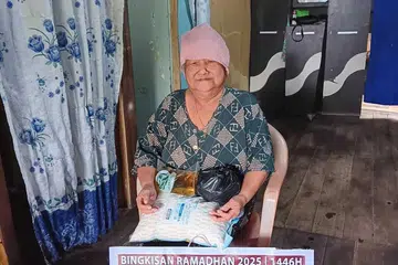 Senyuman syukur penerima Bingkisan Ramadan di Indonesia pada 2025.