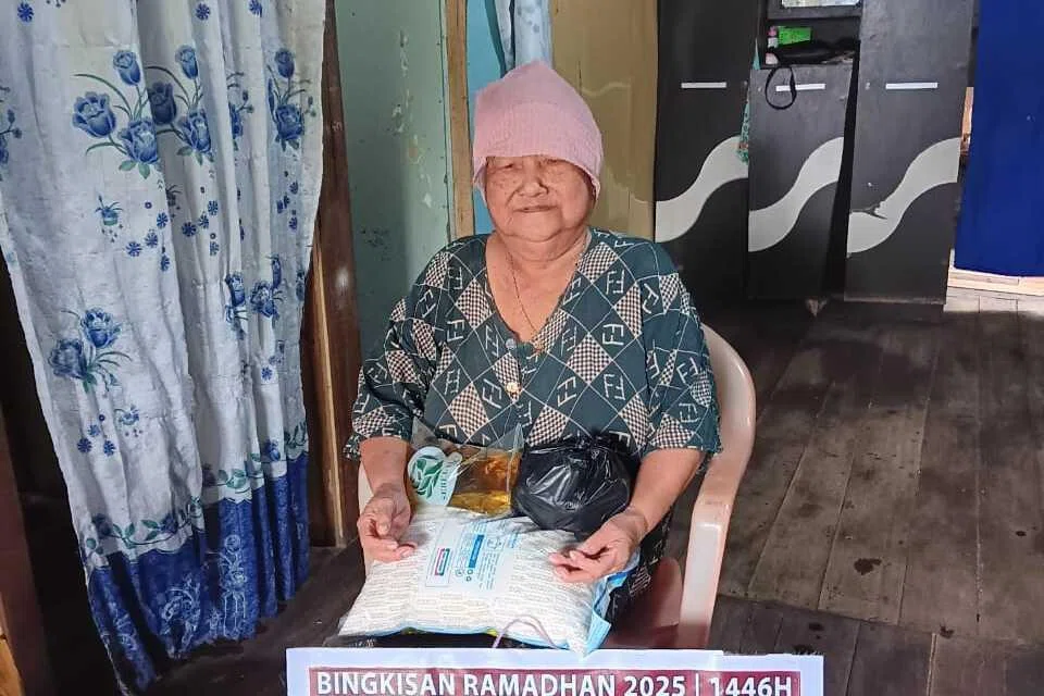 Senyuman syukur penerima Bingkisan Ramadan di Indonesia pada 2025.