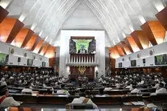DEWAN RAKYAT BERSIDANG: Kerajaan Perikatan Nasional akan membentangkan Belanjawan 2021 pada 6 November ini, yang menyaksikan Perdana Menteri Tan Sri Muhyiddin Yassin cuba meraih sokongan dari ketiga-tiga kelompok; parti-parti Kerajaan, gagasan parti-parti pembangkang dan wakil bebas. - Foto AFP