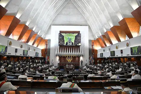 DEWAN RAKYAT BERSIDANG: Kerajaan Perikatan Nasional akan membentangkan Belanjawan 2021 pada 6 November ini, yang menyaksikan Perdana Menteri Tan Sri Muhyiddin Yassin cuba meraih sokongan dari ketiga-tiga kelompok; parti-parti Kerajaan, gagasan parti-parti pembangkang dan wakil bebas. - Foto AFP