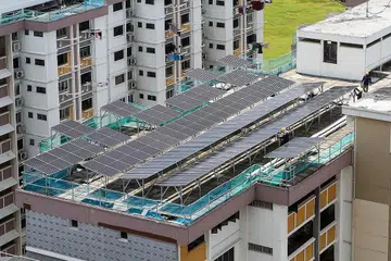 PRASARANA HIJAU: Panel suria di bumbung flat HDB. Pengamat melahirkan keprihatinan kos komoditi yang meningkat boleh menjejas pembinaan prasarana hijau yang baru. - Foto fail