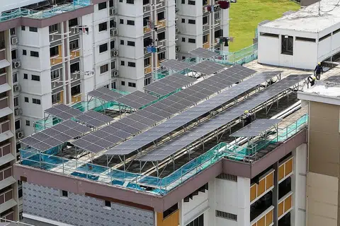 PRASARANA HIJAU: Panel suria di bumbung flat HDB. Pengamat melahirkan keprihatinan kos komoditi yang meningkat boleh menjejas pembinaan prasarana hijau yang baru. - Foto fail