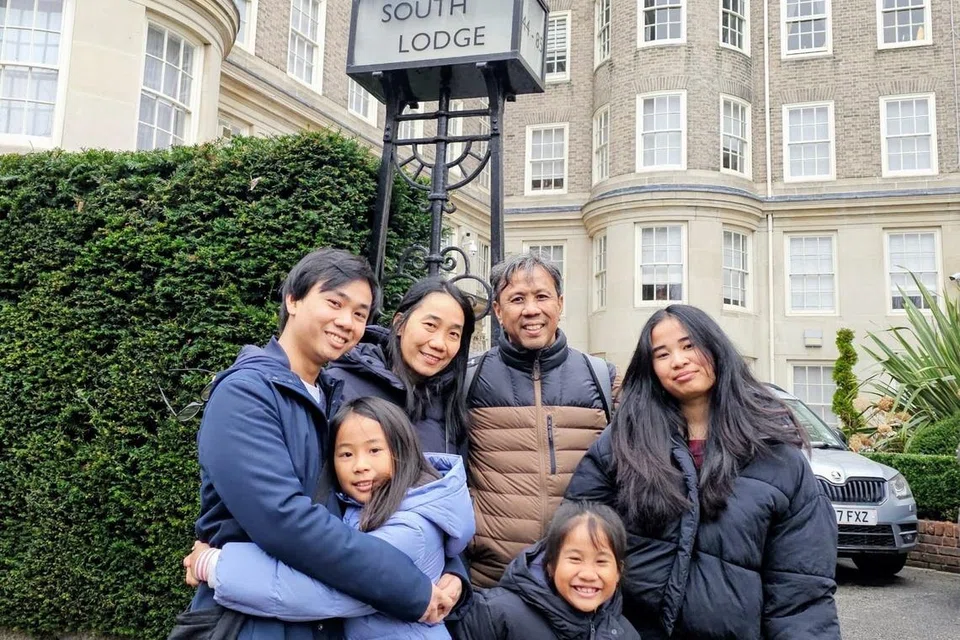 Keluarga Cik Nordarlina Hassan bergambar di hadapan flat yang pernah mereka diami ketika menetap di London selama tiga tahun.