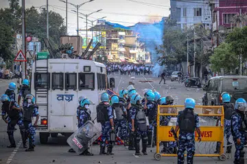 KIAN TEGANG: Pegawai polis rusuhan bersedia untuk menyuraikan penunjuk perasaan yang membantah dalam keganasan akibat bantahan terhadap dakwaan penculikan dan pembunuhan membabitkan dua pelajar di Manipur, India. 