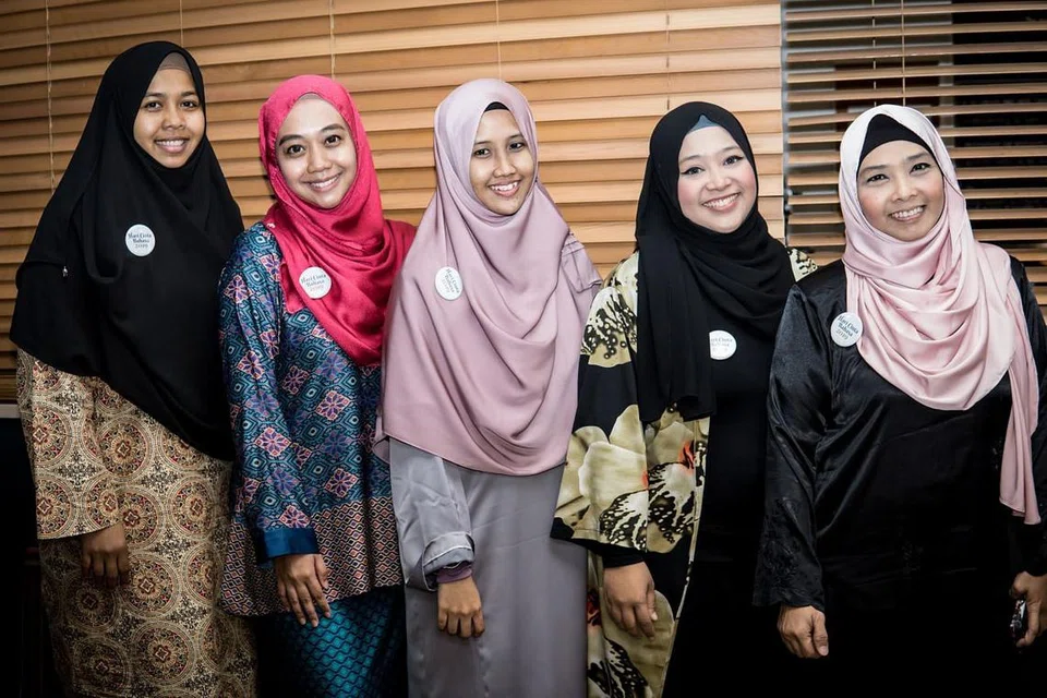 SEMARAK BAHASA: Antara personaliti yang terlibat dalam Hari Cinta Bahasa - acara tahunan anjuran The Bambini SG, dengan kerjasama Widz.Studio, The Resource Campus dan Sarah Balkiss - ialah (dari kiri) Cik Zakiah Muhamad, Cik Nurain Syakirah Nordin, Cik Nur Khairiah Mohd Amin, Cik Erma Othman dan Cik Nurlinda Othman. Acara diadakan di Alqudwah Academy.