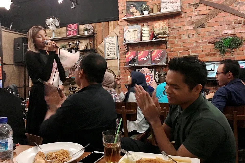 PENJIWAAN YANG MENDALAM: Walaupun kurang sihat, dengan penjiwaan yang mendalam, Aisyah mampu memberi sepenuh tumpuan terhadap lagu-lagu yang dipersembahkan, bahkan boleh menarik suara sehingga tidak nampak cacat celanya. - Foto HANIM MOHD SALEH