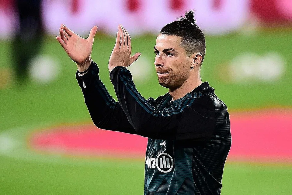 BERI SUMBANGAN: Cristiano Ronaldo (gambar atas) bersama ejen bola sepak Jorge Mendes telah bersama menyumbang derma bagi peralatan menyelamatkan nyawa kepada hospital-hospital di Portugal yang sedang bergelut merawat pesakit koronavirus. - Foto REUTERS 