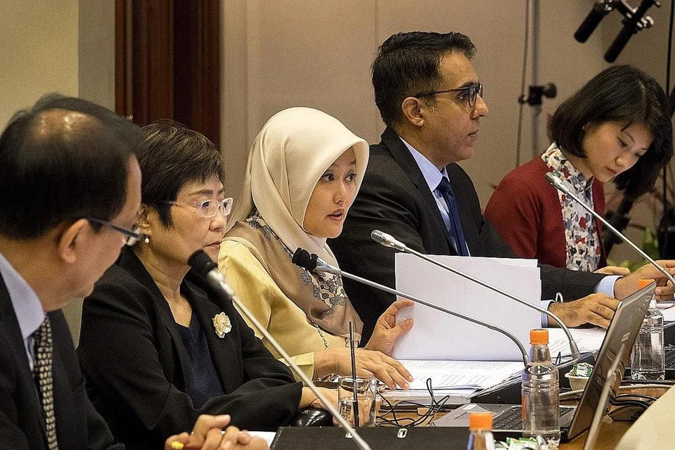 DENGAR KETERANGAN: Sebahagian anggota Jawatankuasa Pilihan (dari kiri) Encik Charles Chong, Cik Chia Yong Yong, Cik Rahayu Mahzam, Encik Pritam Singh dan Cik Sun Xueling mendapatkan penjelasan semasa sidang awam. - Foto MCI