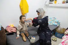 PERLUKAN RAWATAN PAKAR: Kanak-kanak Palestin, Eman Al-Kholi, yang dipotong kaki kanannya akibat cedera dalam serangan Israel, menjalani rawatan di Hospital Eropah, di Rafah, selatan Gaza.