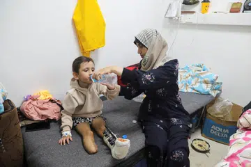 PERLUKAN RAWATAN PAKAR: Kanak-kanak Palestin, Eman Al-Kholi, yang dipotong kaki kanannya akibat cedera dalam serangan Israel, menjalani rawatan di Hospital Eropah, di Rafah, selatan Gaza.
