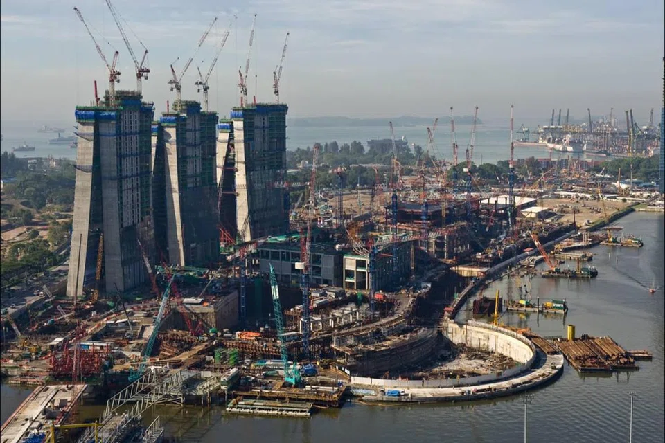 LAMBANG KEMODENAN: Gambar yang diambil pada 2013 menunjukkan bangunan Marina Bay Sands dalam proses pembinaan. 