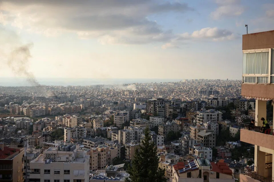 Asap dilihat di beberapa kawasan di selatan Beirut di Lebanon pada 12 Oktober, di tengah-tengah konflik antara Hezbollah dengan tentera Israel.