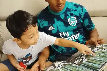 BACA BERSAMA: Membaca sambil berbual dengan anak, akan menyokong usaha membaca si kecil. Terdapat juga beberapa teknik mudah untuk menambah nilai perbualan dengan anak-anak seperti bertanya anak mengenai pengalaman harian mereka. - Foto PPIS