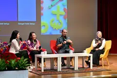 Podcast NoTapis secara langsung itu disertai Setiausaha Parlimen Kanan (Pendidikan merangkap Pembangunan Negara), Dr Syed Harun Alhabsyi (dua dari kanan) yang juga Pengerusi Jawatankuasa Pembelajaran dan Penggalakan Penggunaan Bahasa Melayu (MLLPC); pencipta kandungan, Cik Sofia Daud (dari kiri); serta pengasas bersama Meja Conteng, Cik Nur Aisyah Lyana Mohamed Satria, dan penerbit podcast Berita Harian, Cik Natasha Mustafa, selaku moderator.