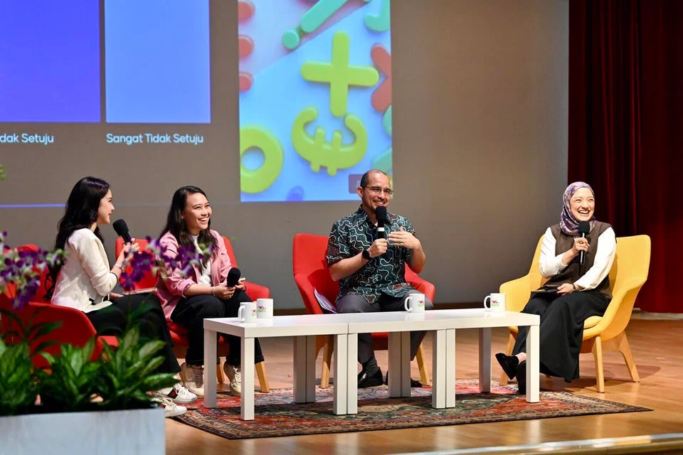 Podcast NoTapis secara langsung itu disertai Setiausaha Parlimen Kanan (Pendidikan merangkap Pembangunan Negara), Dr Syed Harun Alhabsyi (dua dari kanan) yang juga Pengerusi Jawatankuasa Pembelajaran dan Penggalakan Penggunaan Bahasa Melayu (MLLPC); pencipta kandungan, Cik Sofia Daud (dari kiri); serta pengasas bersama Meja Conteng, Cik Nur Aisyah Lyana Mohamed Satria, dan penerbit podcast Berita Harian, Cik Natasha Mustafa, selaku moderator.