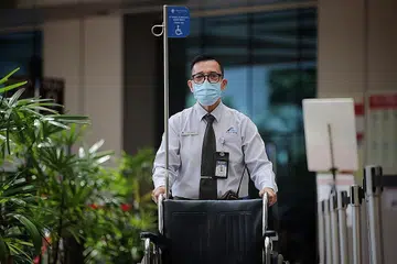 INGIN TERUS MAIN PERANAN: Dengan jangkitan Covid-19 semakin berkurangan di Singapura, Encik Ismet Mahdi Amir berharap keadaan kembali sediakala tidak lama lagi. Sehingga itu menjadi kenyataan, beliau merancang terus berkhidmat dan memainkan peranan dalam usaha melawan virus itu. - Foto BH oleh GIN TAY