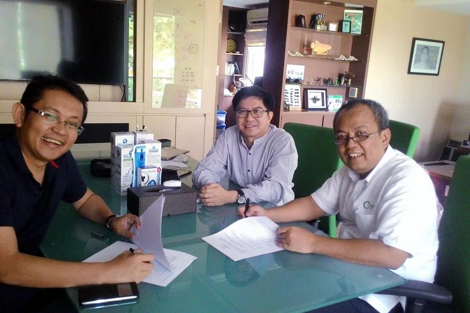 BANGKIT SEMULA: Usaha sama antara pengasas Micromart Encik Mohamed Farid Mohd Noor (kiri) dengan NU, yang diwakili Wakil Ketua Lembaga Perekonomian NU, Encik Abdul Kholik (kanan), memberi peluang Encik Farid membina semula perniagaannya di Indonesia. - Foto-foto ihsan MOHAMED FARID MOHD NOOR