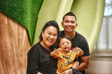 DAPAT SOKONGAN: Encik Zulfadhli Abdul Rahman bersama Cik Nurhuda Ismail, memasukkan anak mereka, Haziq Aryan, dalam Eipic Bawah 2 Tahun sejak anak itu berusia empat bulan. - Foto BH oleh ARIFFIN JAMAR