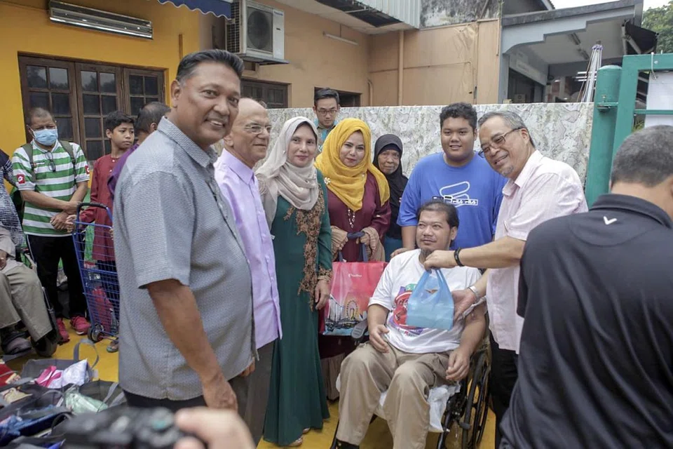 HULUR DERMA: Anggota Dewan Perniagaan dan Perusahaan Melayu Singapura (DPPMS) dan cabang wanitanya, Dewi@DPPMS, mengunjungi Persatuan Bertindak Ginjal Bagi Masyarakat Islam (MKAC) kelmarin untuk memberi beg habuan dan menyumbang wang. - Foto BH oleh IQBAL FAIZAL