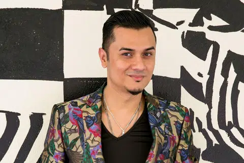 BERI NASIHAT: Datuk Fazley Yaakob, yang telah bertanding di pentas 'Gegar Vaganza' musim kelapan, berkata beliau menitik beratkan kepentingan pengetahuan tentang dunia media sosial. - Foto S. RIA PRODUCTION