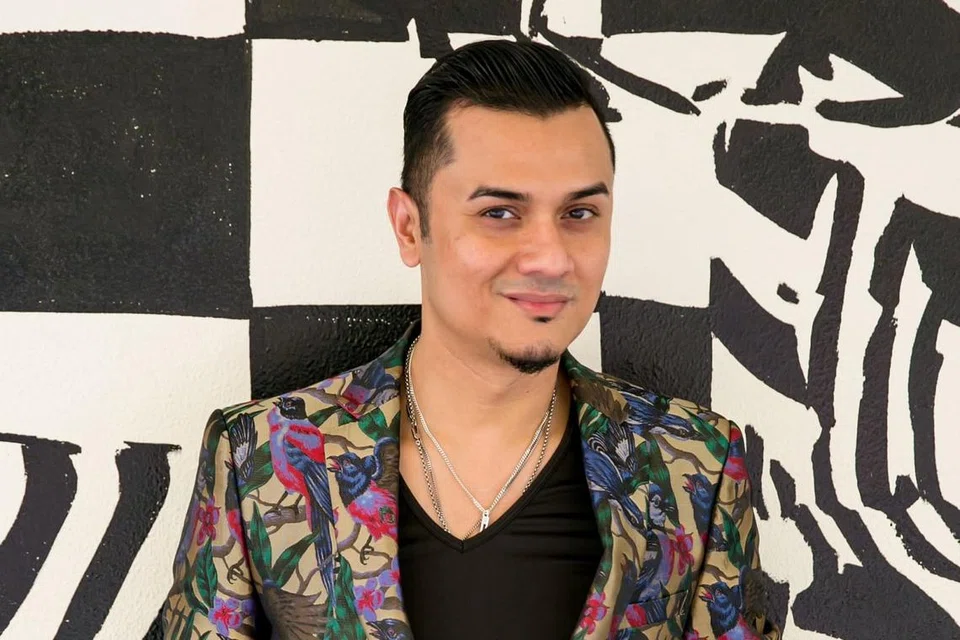 BERI NASIHAT: Datuk Fazley Yaakob, yang telah bertanding di pentas 'Gegar Vaganza' musim kelapan, berkata beliau menitik beratkan kepentingan pengetahuan tentang dunia media sosial. - Foto S. RIA PRODUCTION