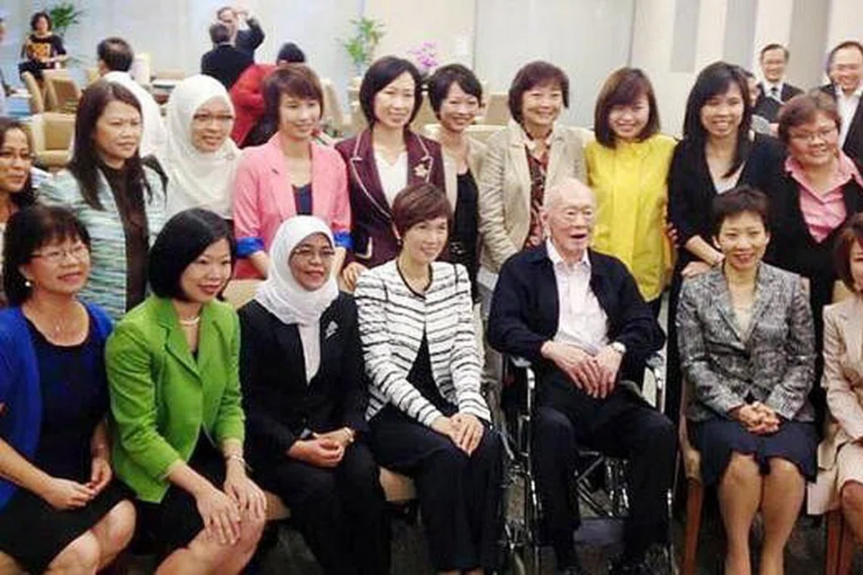 BERSAMA AP WANITA: AP wanita bersama mendiang Encik Lee dalam satu sambutan ulang tahunnya pada 2013. - Foto FACEBOOK JOSEPHINE TEO 