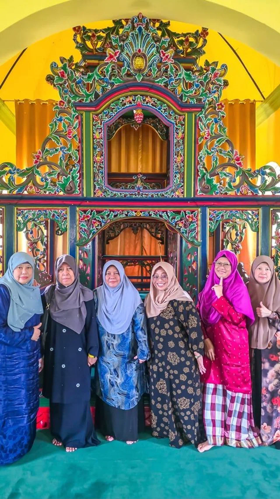 Peserta rombongan ke Daik bergambar di mimbar Masjid Jami Sultan Lingga yang berusia lebih 200 tahun.