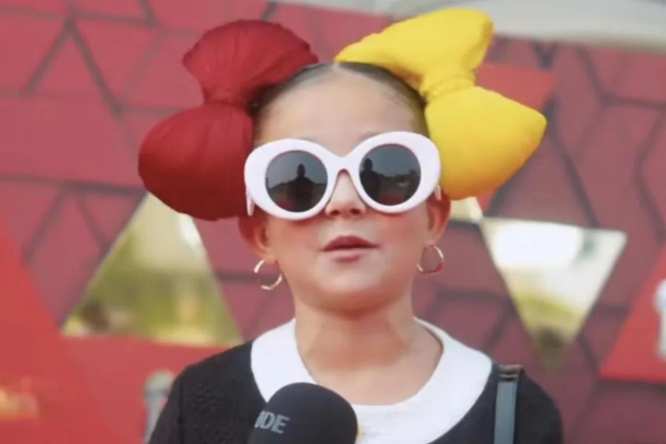 PETAH: Pempengaruh fesyen kanak-kanak, Taylen Biggs dari Amerika Syarikat ketika berada di acara permaidani merah di Minggu Fesyen Paris.