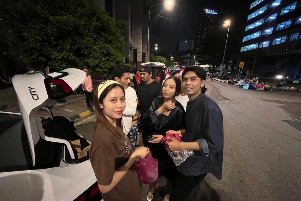 Sekumpulan sahabat mengambil kesempatan menghulurkan bantuan makanan kepada gelandangan di sekitar Chow Kit, Kuala Lumpur.