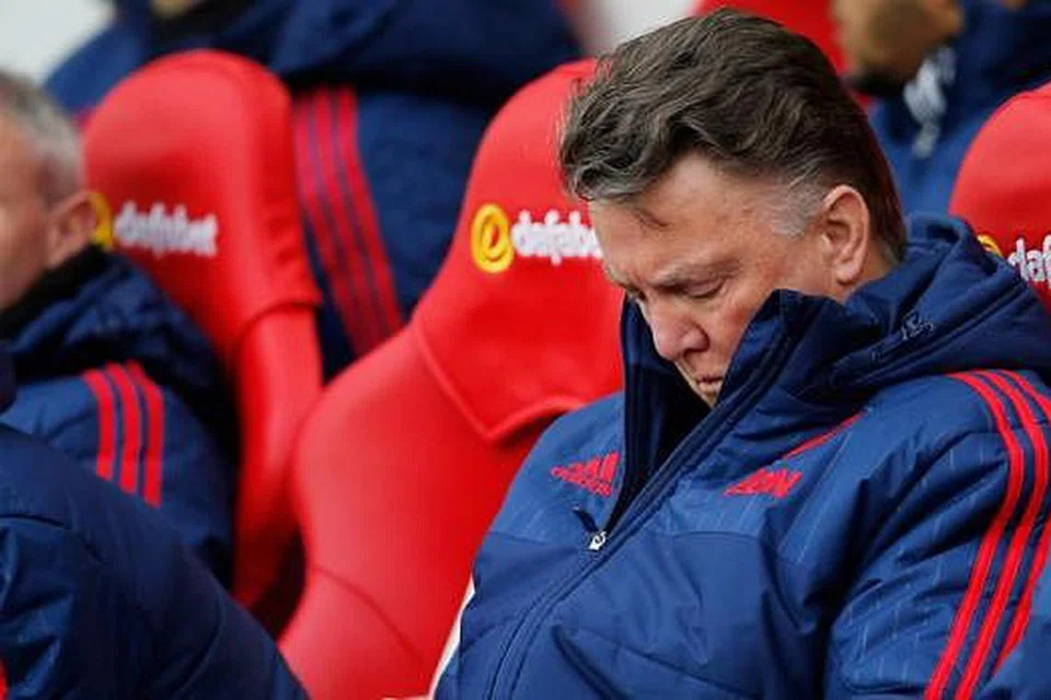 KECEWA: Van Gaal menundukkan kepalanya seolah-olah kecewa dengan kekalahan pasukan pimpinannya, Manchester United, kepada Sunderland 1-2 dalam perlawanan kelmarin. Kekalahan tersebut turut menjejas kedudukannya dengan spekulasi bahawa Jose Mourinho bakal mengambil alih tempatnya. - Foto REUTERS