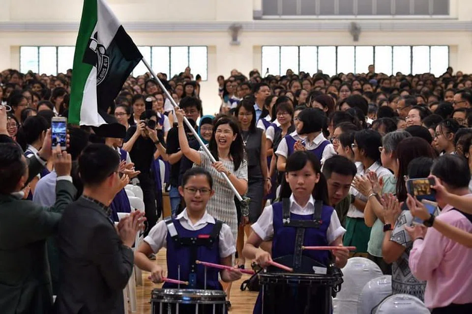 Pengetua RGS, Cik Poh Mun See tiba di dewan serbaguna kampus baru itu. - Foto ST oleh NG SOR LUAN