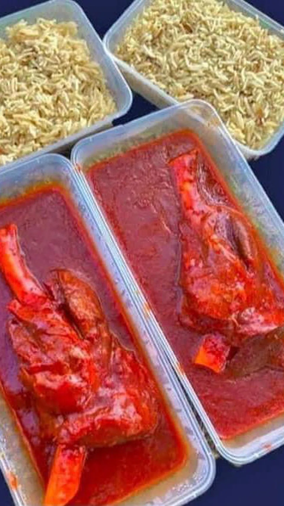 Nasi Pakistan yang berlaukkan ‘lamb shank’ digemari pelanggan yang sanggup beratur panjang untuk mendapatkan menu dijual Encik Azrul Hisham Basherahil di bazar Shah Alam, Selangor. 