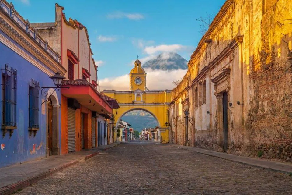 SENI BINA KOLONIAL: El Arco di Antigua berhampiran dengan Volcán de Pacaya