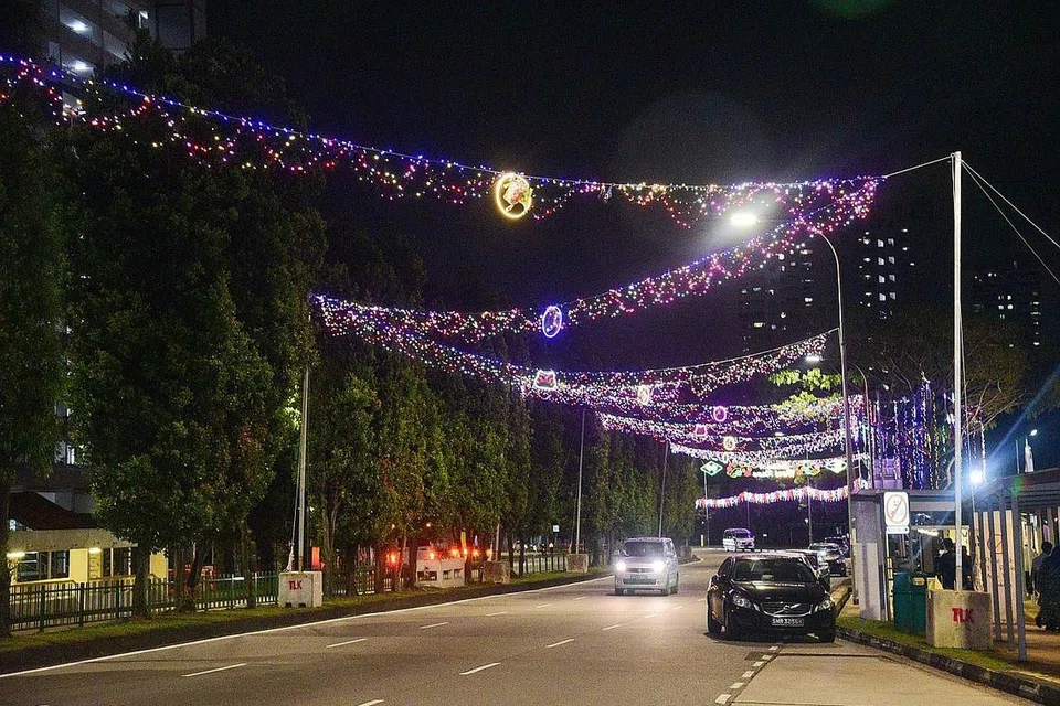 LEBIH BERSINARUNTUK SEMUA: Orang ramai yang berada di kawasan Marsiling ini pasti dapat menghargai hiasan lampu berwarna-warni ini.: Kawasan di luar Masjid An-Nur kelihatan terang disinari lampu hiasan sempena Ramadan kali ini. - Foto- Foto PERSATUAN RAKYAT (PA)