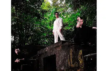 CUBA SESUATU YANG BARU: Ustaz Fadhly (tengah) bekerjasama dengan pemuzik tempatan Aide (kiri) dan Nurhakeem (kanan) untuk menghasilkan lagu 'Hanya Aku' yang turut dilengkapkan dengan muzik video yang dirakam di Taman Labrador. - Foto ihsan FADHLY ROSLI, TANGKAP LAYAR YOUTUBE