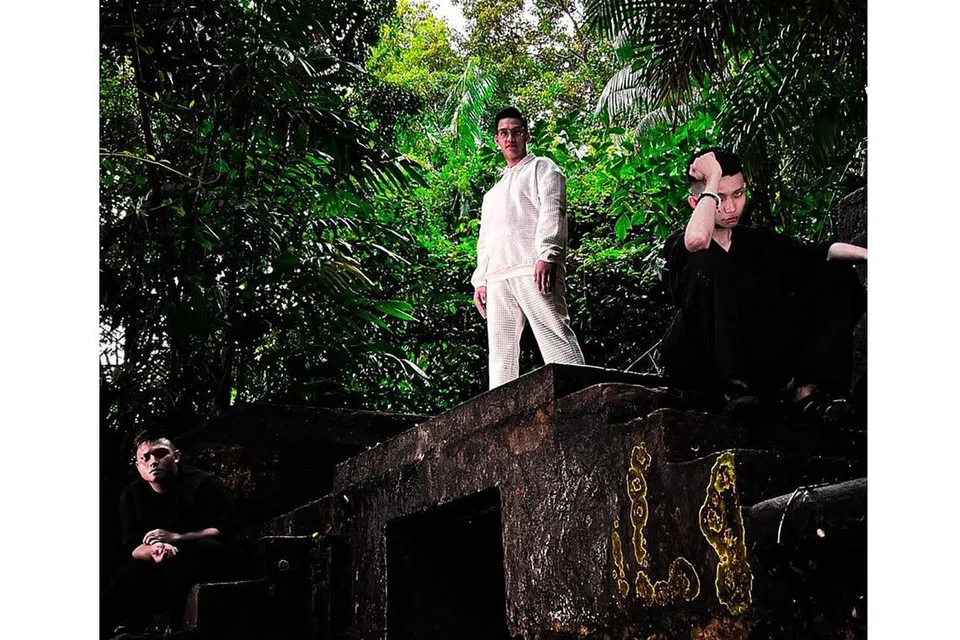 CUBA SESUATU YANG BARU: Ustaz Fadhly (tengah) bekerjasama dengan pemuzik tempatan Aide (kiri) dan Nurhakeem (kanan) untuk menghasilkan lagu 'Hanya Aku' yang turut dilengkapkan dengan muzik video yang dirakam di Taman Labrador. - Foto ihsan FADHLY ROSLI, TANGKAP LAYAR YOUTUBE