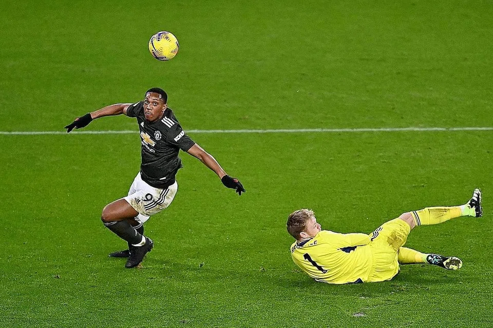 JARINGKAN GOL: Penyerang United, Anthony Martial menjaringkan gol kedua pasukannya selepas berjaya mengatasi penjaga gawang Sheffield dalam kemenangan 3-2 awal pagi semalam. - Foto REUTERS