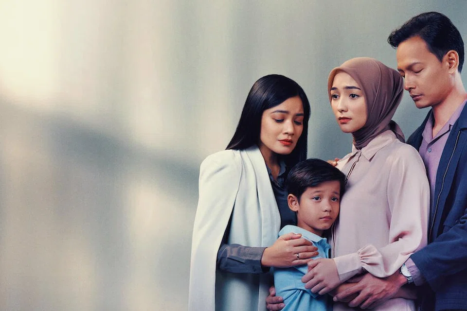 Filem, ‘Air Mata Di Ujung Sajadah’, mengupas isu anak angkat apabila ibu kandung dan ibu angkat berebut hak memiliki seorang anak pintar.